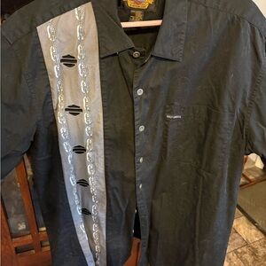 Black Short-Sleeve Button-Up Shirt with Gray Chain Accent
